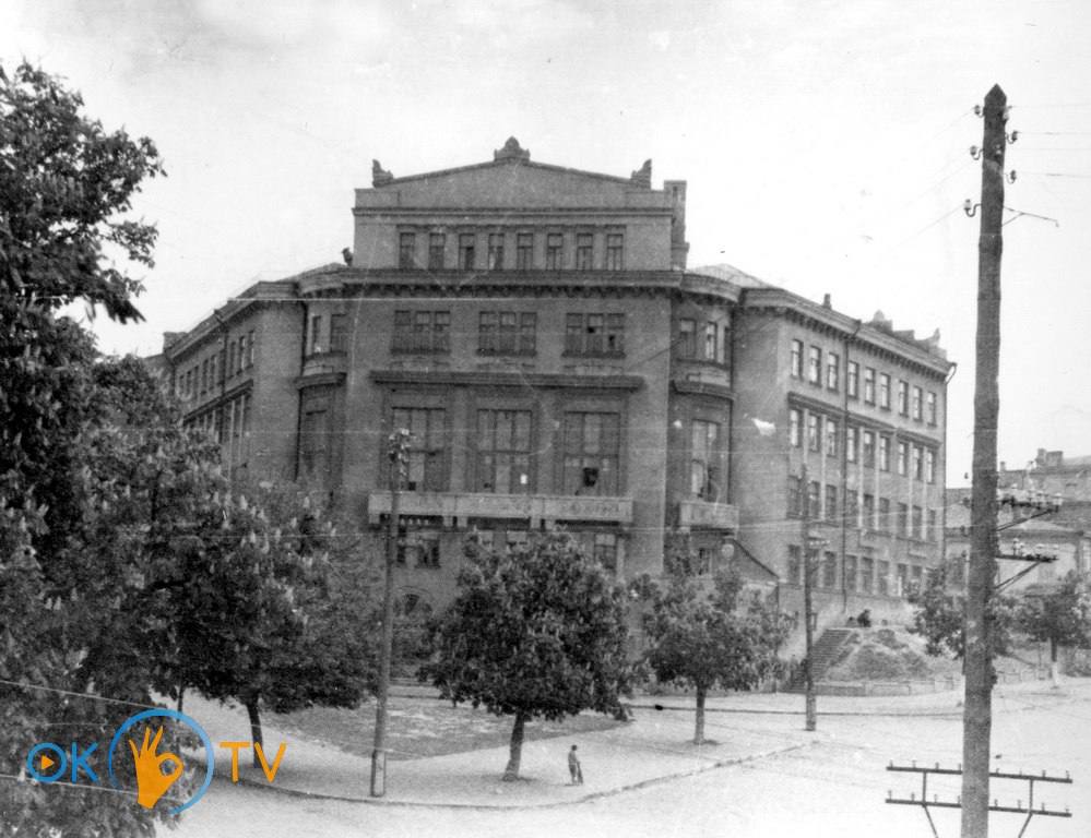 Будівля школи №25 на архівному знімку середини XX століття